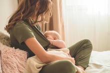 breastfeeding_mother_iStock-1194488571