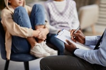 teen_therapist_iStock-1365322553