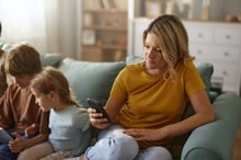 mother_cellphone_iStock-2195648216